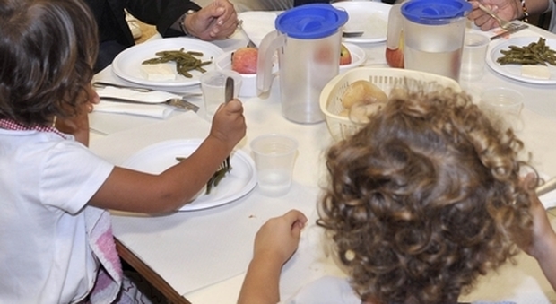 Montevarchi, genitori non pagano mensa: bambini mangiano pane e olio