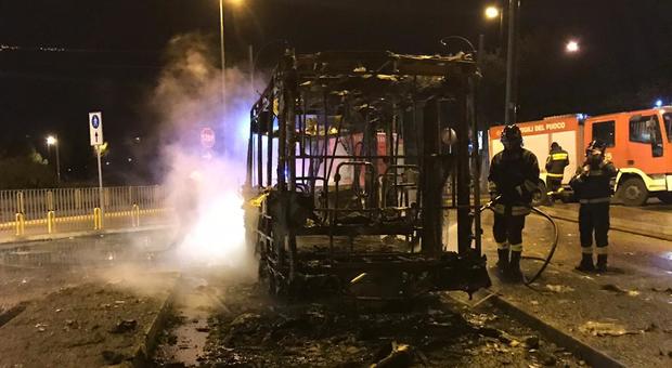 Anm, bus «Pollicino» in fiamme al Cardarelli: «Guasto meccanico»