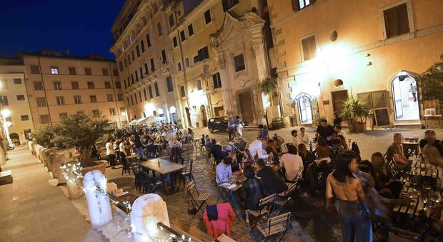 Sabato sera a piazza Leandra: l'isola pedonale nel centro storico sembra funzionare (Foto Giobbi)