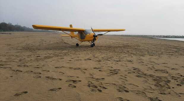 Motore in avaria: atterraggio di emergenza sulla spiaggia del Cavallino