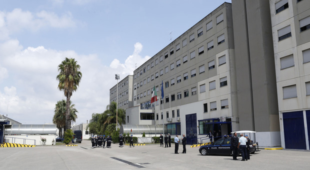 Napoli, armi rudimentali e droga nel carcere di Secondigliano: la denuncia del sindacato