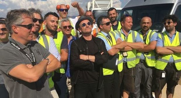L'aereo degli U2 atterra a Ciampino, foto ricordo con i dipendenti