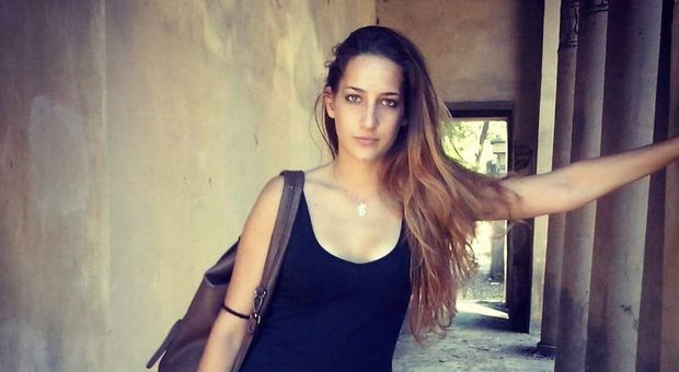 Roma, morta in moto sull'Ostiense: «Elena uccisa dalla strada dissestata»