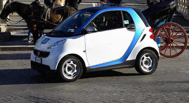 Una delle Smart di Car2go per le strade di Roma