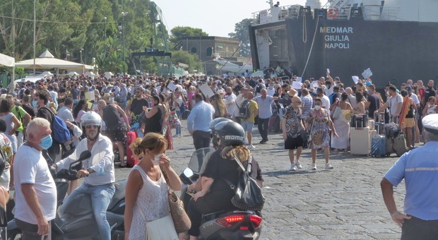 Ischia, assalto ai traghetti per Napoli: controesodo per 100mila