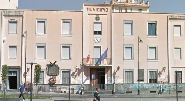 Nuova giunta a Casoria: al sindaco l'interim al Bilancio. Pd ancora diviso