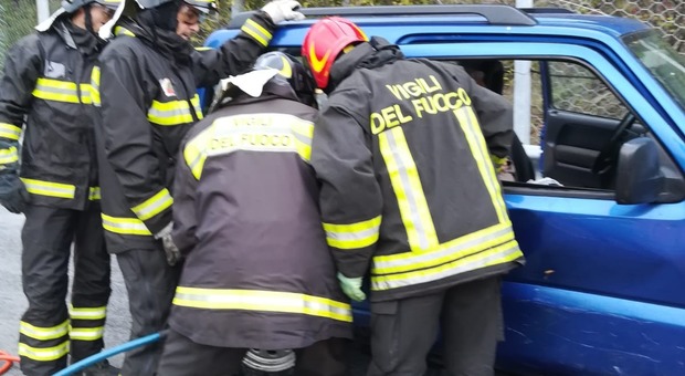 Nuovo incidente sulla Salaria: scontro tra due auto all'altezza delle Terme di Cotilia, una persona rimasta incastrata tra le lamiere