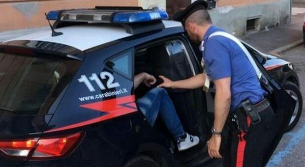 Napoli, Fuorigrotta: evade dai domiciliari e aggredisce i poliziotti, arrestato