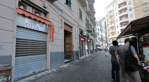 Crisi, in Campania sarà un Natale di austerity: già chiusi 2mila negozi, altri 800 a rischio