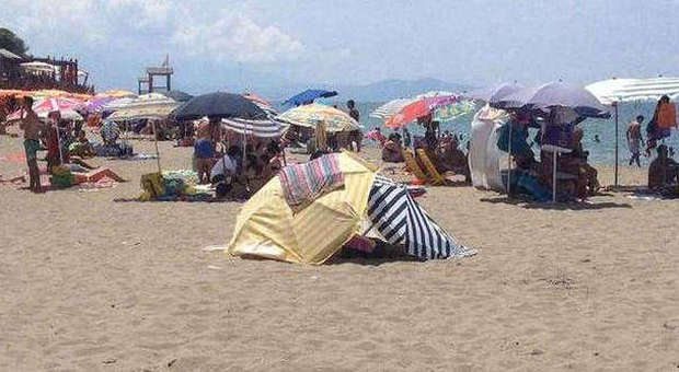 Luca muore in spiaggia sotto l'ombrellone: aveva 32 anni. E i bagnanti fanno finta di nulla
