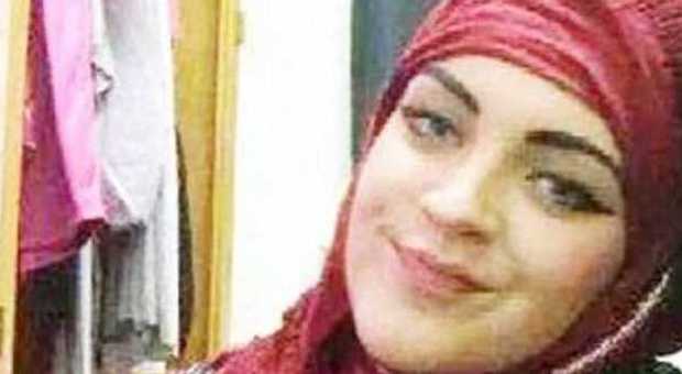 Musulmano geloso muore accoltellato: sotto processo la fidanzata che vestiva all'occidentale