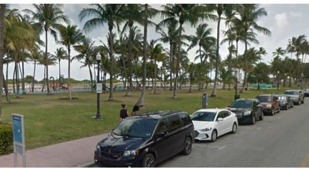 Miami, preti sorpresi a fare sesso in auto davanti al parco giochi: arrestati
