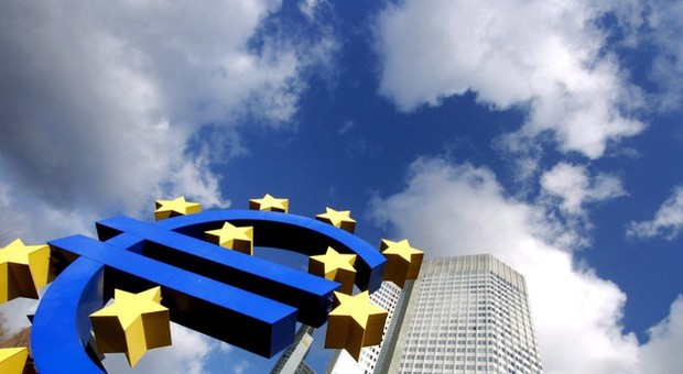 Eurozona: salgono risparmi famiglie e investimenti imprese