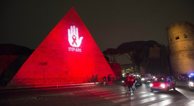 immagine La Piramide Cestia illuminata di rosso per la giornata mondiale contro l'Aids