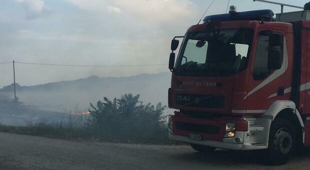 Falconara, scoppia un incendio in un campo vicino all'aeroporto: i vigili del fuoco salvano un'abitazione