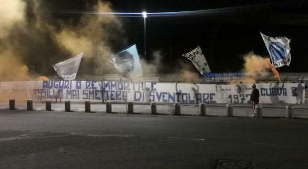 Napoli, gli auguri ultras a Maradona: «Il tuo vessillo sventola ancora»