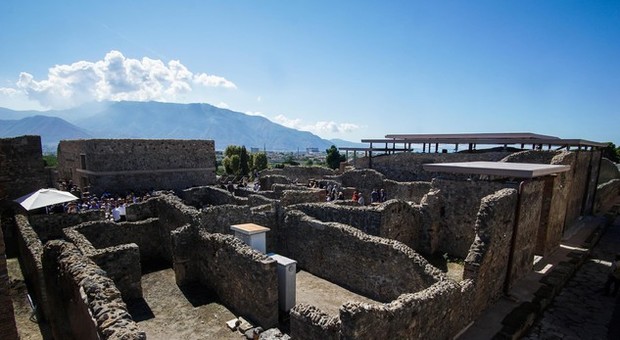 Pompei, turista inciampa durante la visita agli scavi e fa cadere una colonna