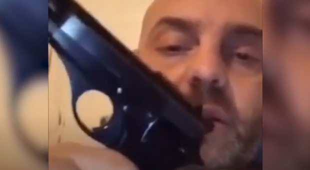 «Ho lei con me», candidato consigliere leghista mostra la pistola in un video