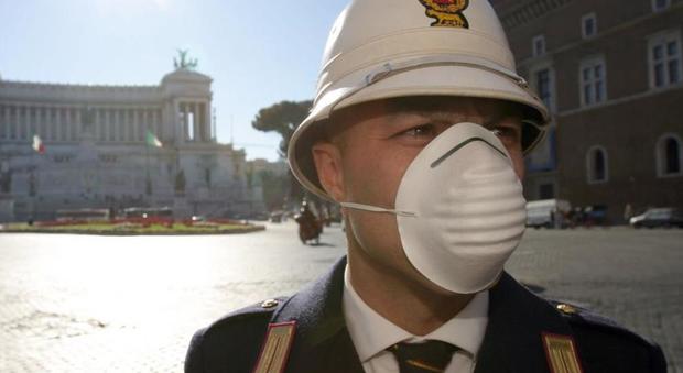 Un agente della Polizia locale di Roma con la mascherina a piazza Venezia, in una foto d’archivio