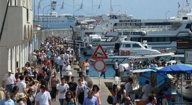 CAPRI - Il porto di Capri durante le vacanze pasquali dello scorso anno