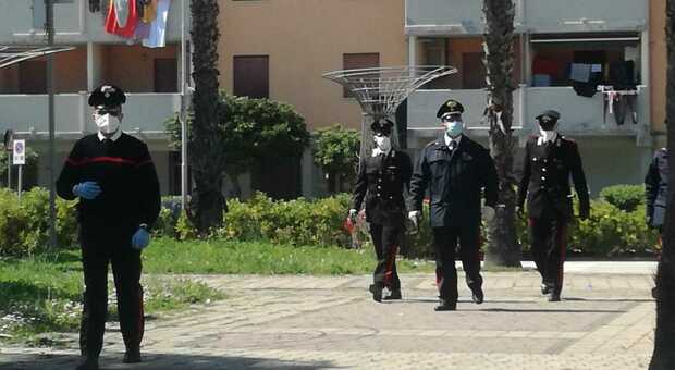 Blitz antidroga, scattano le perquisizioni dei carabinieri in un appartamento di una palazzina popolare