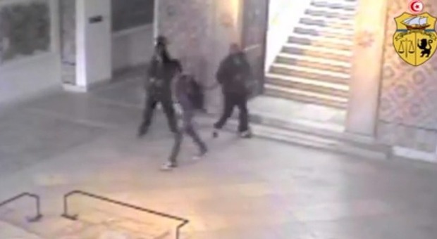 Strage di Tunisi, i terroristi entrano nel museo: ​ecco il video inedito dell'irruzione -Guarda