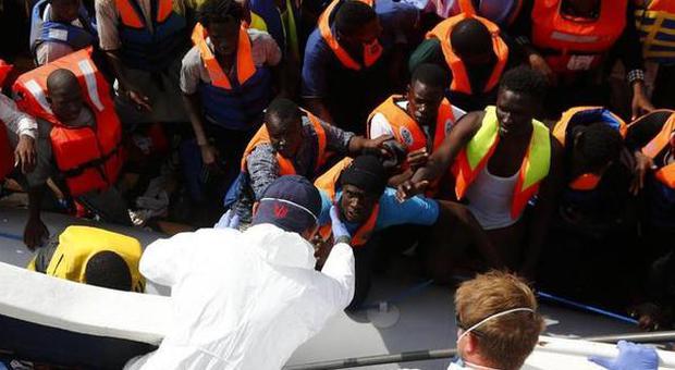 Migranti, nuovi sbarchi tra Sicilia e Campania. Ue: "Distruggere i barconi", la Cei insorge