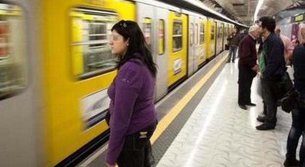 Caos metro a Napoli, linee ferme nell'ora di punta: malore tra la folla, arriva il 118