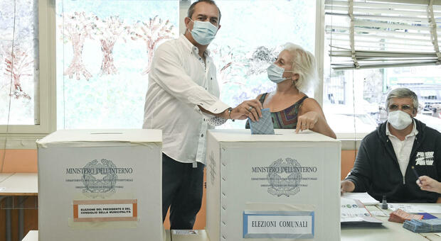 Elezioni a Napoli, de Magistris vota con la moglie e parte per la Calabria
