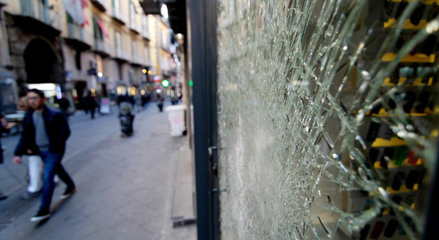 Napoli, via Chiaia, quarto raid di ladri nel negozio di cover