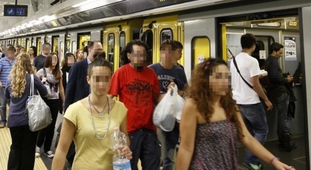 Napoli, disastro trasporti: metropolitana ferma per guasto tecnico alla stazione Università