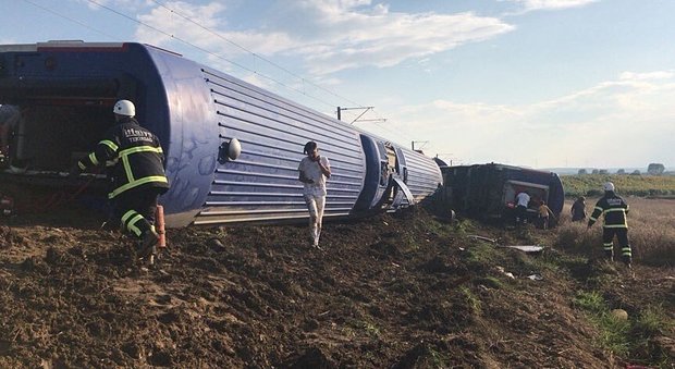 Treno deraglia, è una strage: sei vagoni su sette fuori dai binari. Almeno 10 morti e oltre 70 feriti