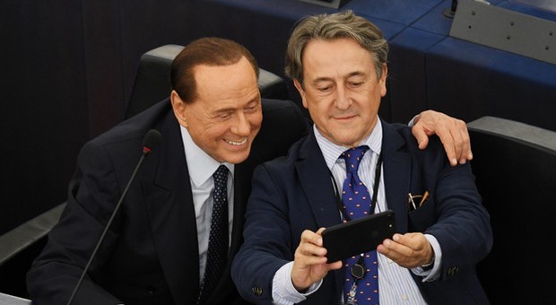 Berlusconi a Strasburgo, 'mi hanno chiesto selfie, mi sono adeguato'