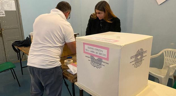 La fase di preparazione dei seggi elettorali nell’istituto Settembrini di via del Lavatore