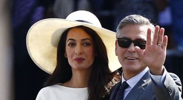 Clooney e Amal sono ufficialmente sposati: cerimonia di 10 minuti, fischi al Lido