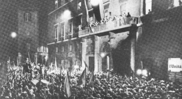 Una storica fotografia di via delle Botteghe Oscure a Roma, sede del Partito Comunista