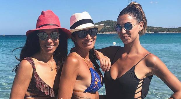 Melissa Satta, super sexy al mare con le amiche in Sardegna