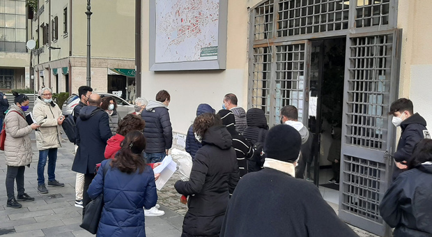 Anagrafe di Avellino, arrivano i carabinieri: un altro giorno di ordinaria follia