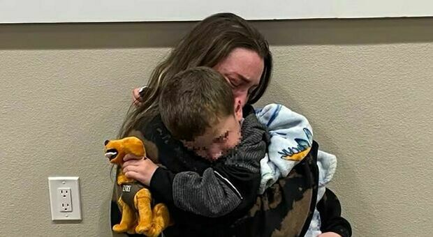 Bimbo di tre anni scomparso ritrova la mamma: il video dell'abbraccio commuove il mondo