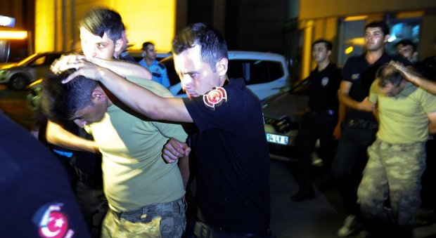 Turchia, scatta la repressione di Erdogan: 7mila arresti, cacciati 13mila dipendenti pubblici