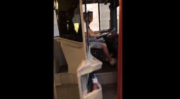 «Abbiamo dirottato l'autobus» Lo "scherzo" di due ragazzi su un bus Atac a Roma