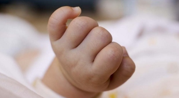 Neonato di 24 giorni trovato morto in culla: ipotesi cause naturali