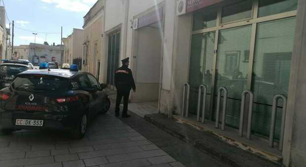 Rapina in banca: i ladri con maschere di carnevale e armati di taglierino scappano con un bottino da 5mila euro