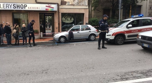 Poliziotto difende due commesse aggredite tre rumeni: preso a bottigliate in testa sviene in mezzo alla strada