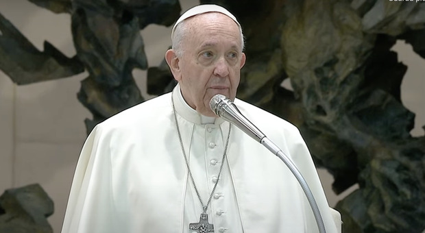 Papa Francesco appare in video alla Cop28: «Patto tra le religioni per la transizione energetica, insegnamo nuovi stili di vita»