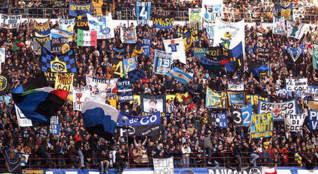 Cori razzisti a Balotelli e Muntari chiusa un turno curva dell'Inter