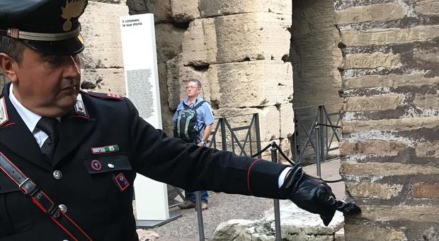 Roma, incide il suo nome sul Colosseo: denunciata turista inglese di 17 anni