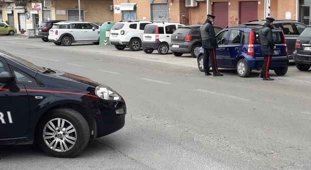 Roma, scarica buste della spesa dall’auto, ladro si avvicina e ruba il cellulare: denunciato