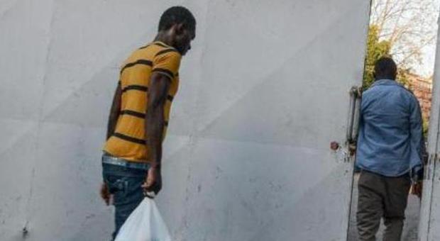 Profughi a "caccia" di rifiuti per racimolare qualche euro