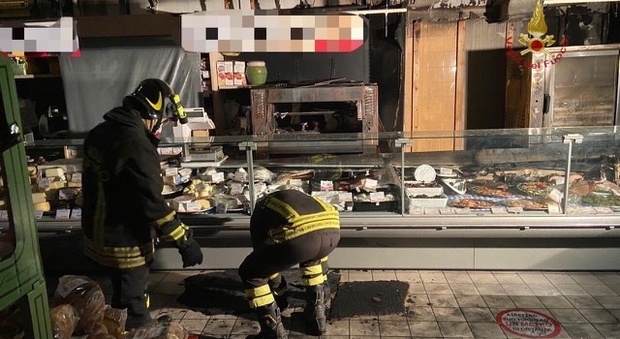 Pescara, nuovo incendio in un supermercato: è il secondo in pochi giorni
